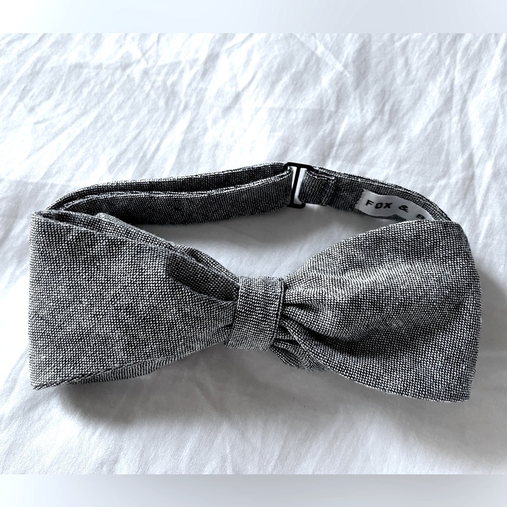 Fox & Brie Bow tie, NWOT! Fully adjustable.